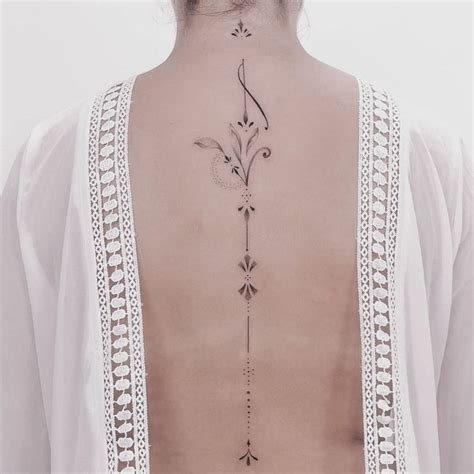 tatouage femme colonne vertébrale|Tatouage sur la colonne vertébrale : tout ce que vous。